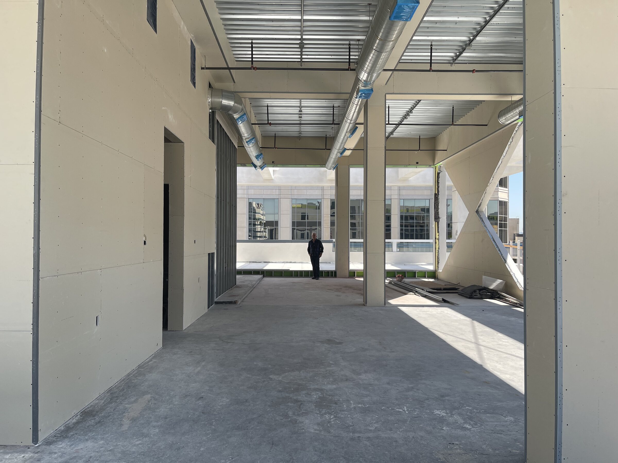 Open office floor plate with exposed services