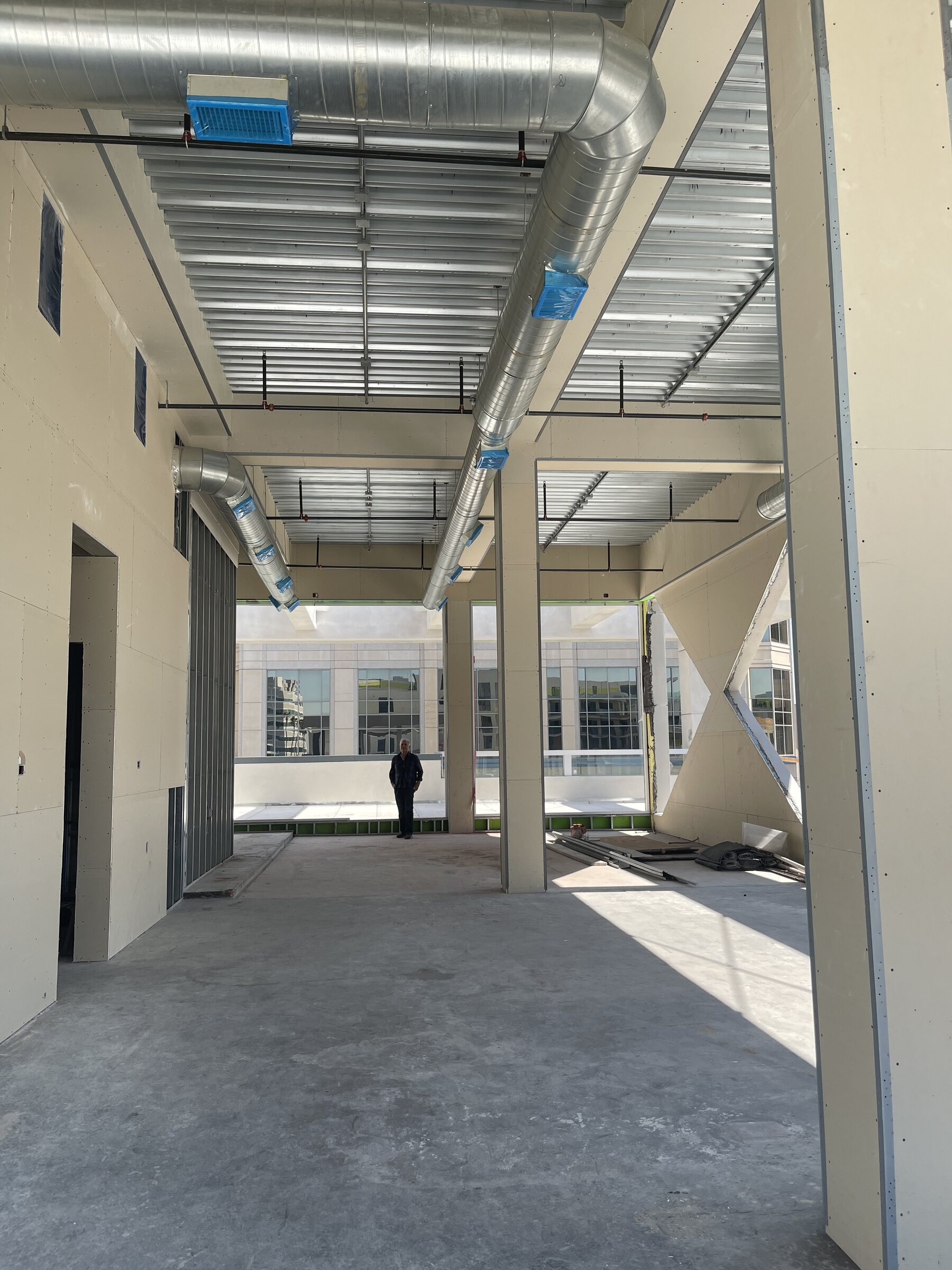 Flexible structural bay with exposed mechanical systems