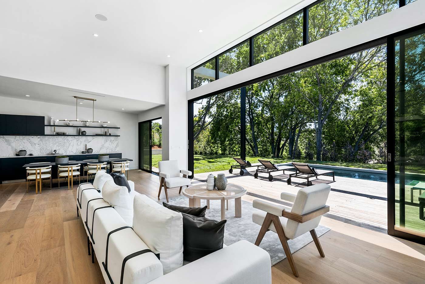Corner living space and landscape