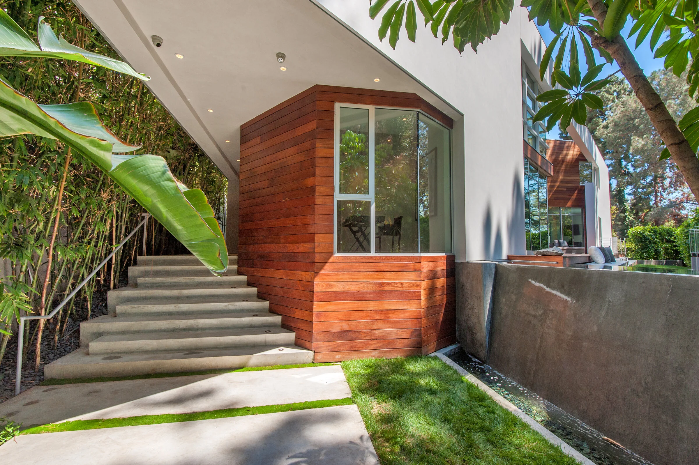 The compressed entry court