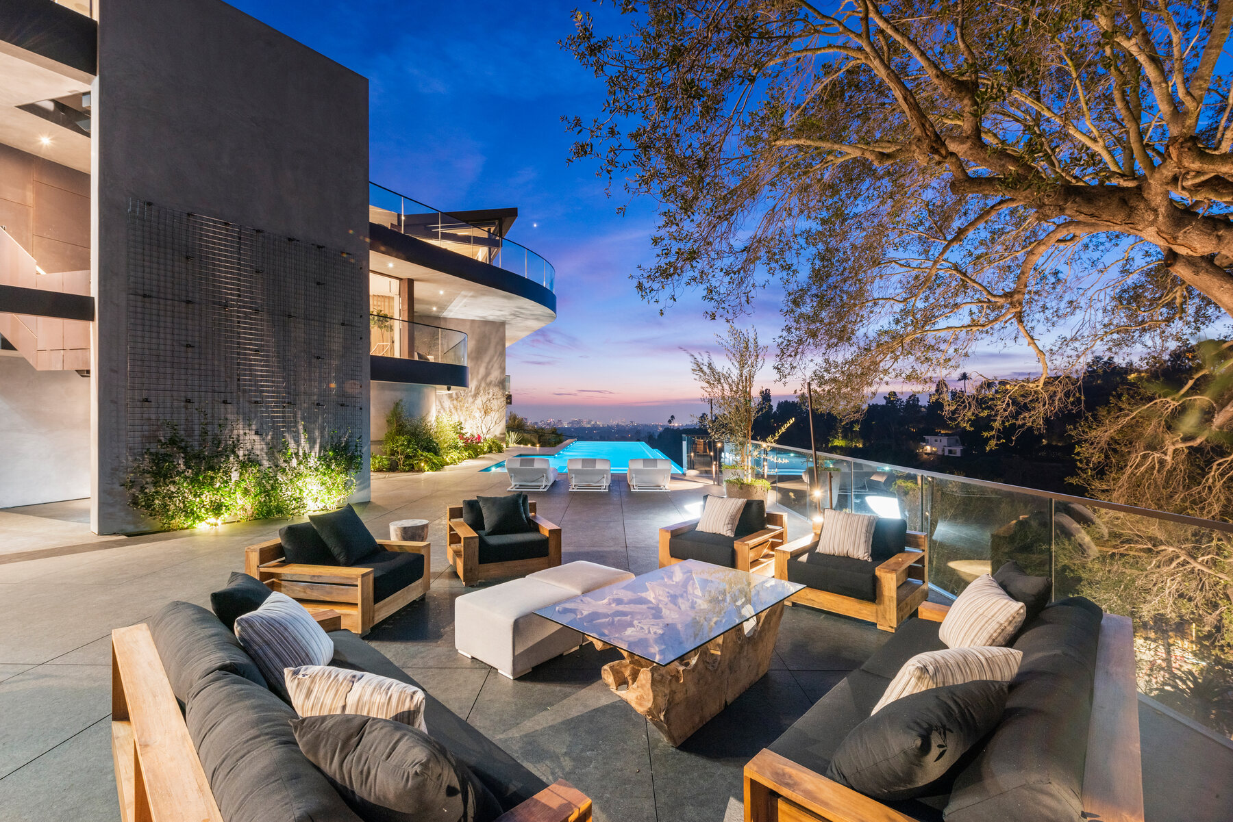Readcrest outdoor living room