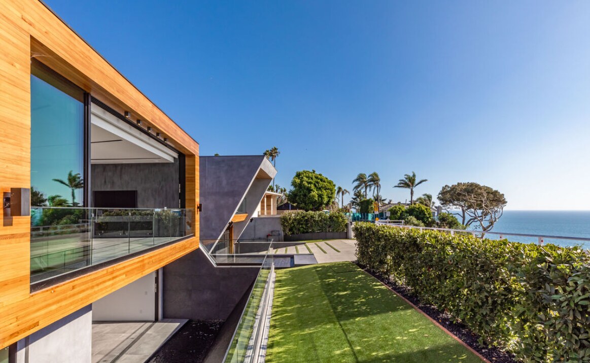 Linear garden and residence overlooking the ocean